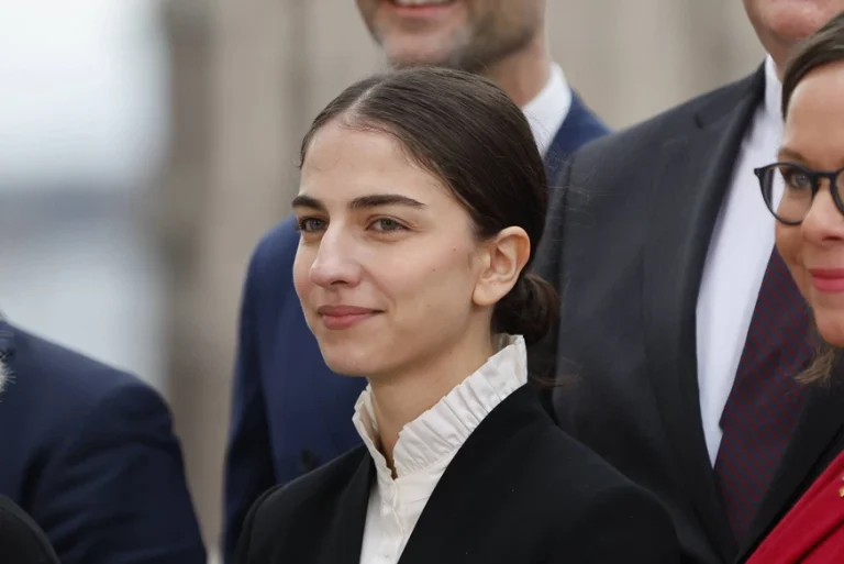 Romina Pourmokhtari Längd